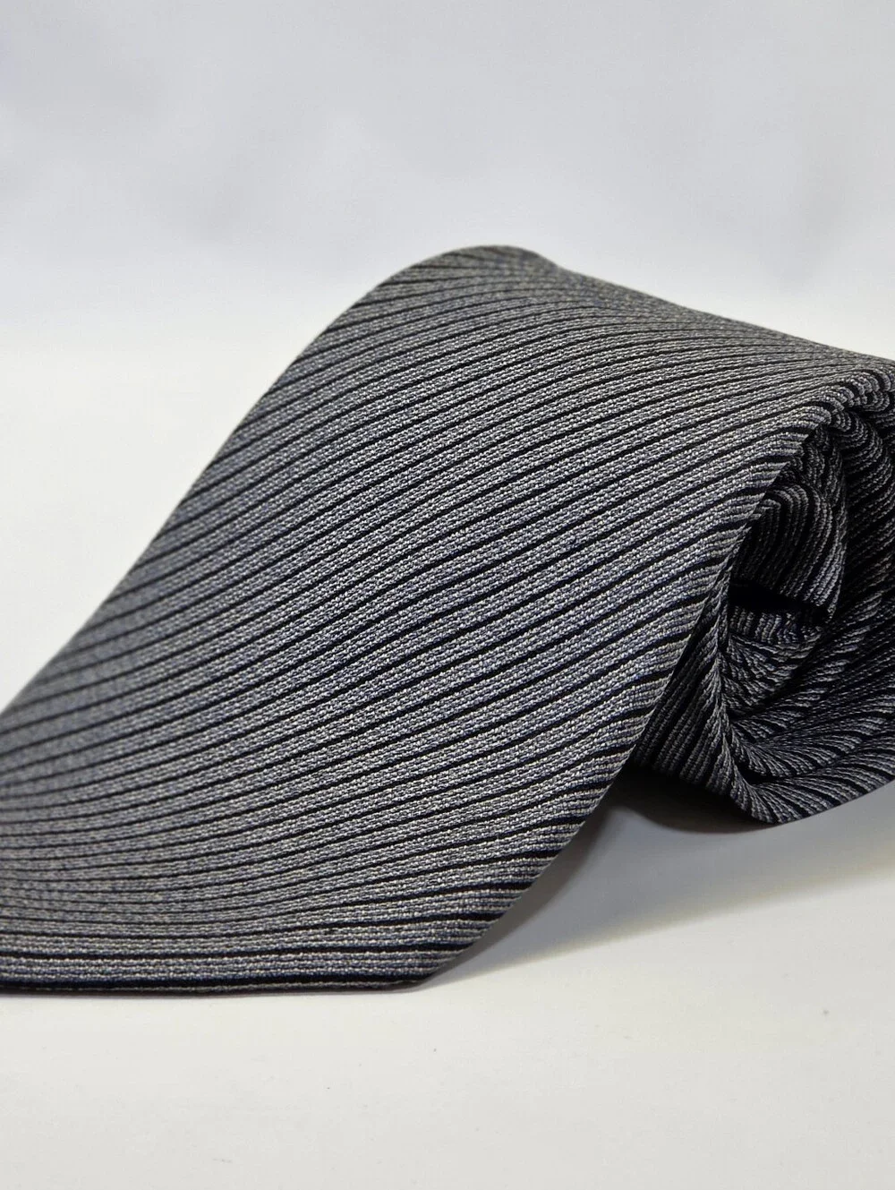 Ermenegildo Zegna 100% Silk Made in Italy Gray Striped Designer Tie